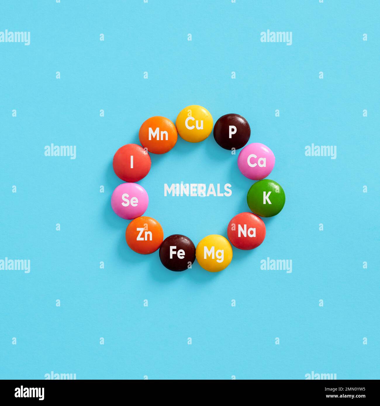 Nahrungsergänzungsmittel. Gesundheitsfürsorge. Mineralien, Körpergesundheit und Diät. Wichtige Mineralsymbole für die Körperpflege auf bunten Pillen. Stockfoto
