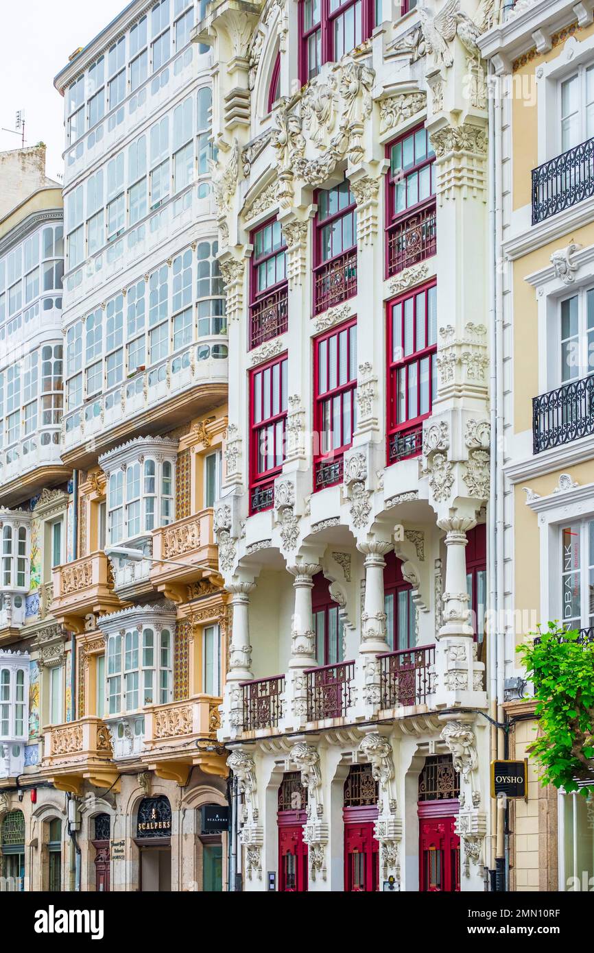 Spanien, Galicien, A Coruña, Plaza de Lugo, städtische Paläste mit modernistischer Architektur des frühen 20. Jahrhunderts Stockfoto