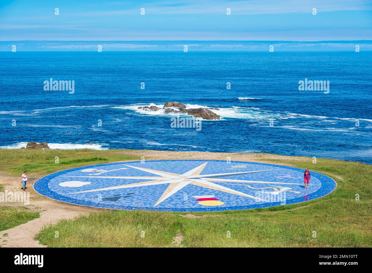Spanien, Galicien, A Coruña, Skulpturenpark des Herkules-Turms, Rose der Winde (1994) von Javier Correa am Fuße des Turms bezieht sich auf das sev Stockfoto