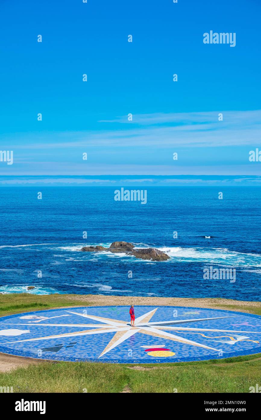 Spanien, Galicien, A Coruña, Skulpturenpark des Herkules-Turms, Rose der Winde (1994) von Javier Correa am Fuße des Turms bezieht sich auf das sev Stockfoto