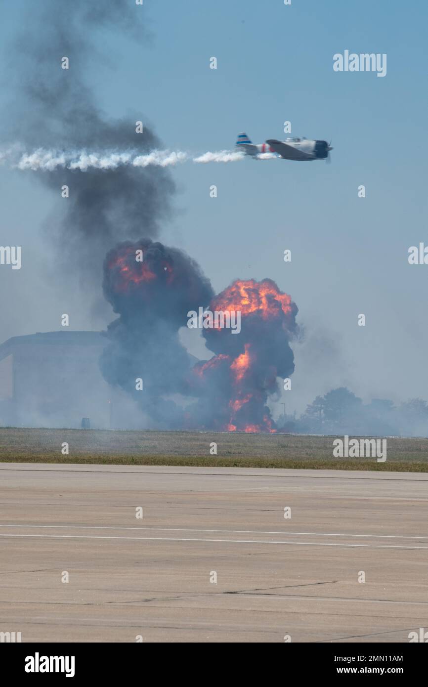 Die Demonstrationsgruppe „Tora Tora Tora“ kombiniert Luftgeschichtenerzählen mit Bodenpyrotechnik, um die Geschichte des Angriffs von Pearl Harbor im Jahr 1942 während der Frontiers in Flight Airshow and Open House, 24. September 2022, auf der McConnell Air Force Base, Kan, zu erzählen. Der Luftwaffenstützpunkt McConnell befindet sich etwas außerhalb von Wichita, Kan. Dort befinden sich viele berühmte Flugzeughersteller. Stockfoto