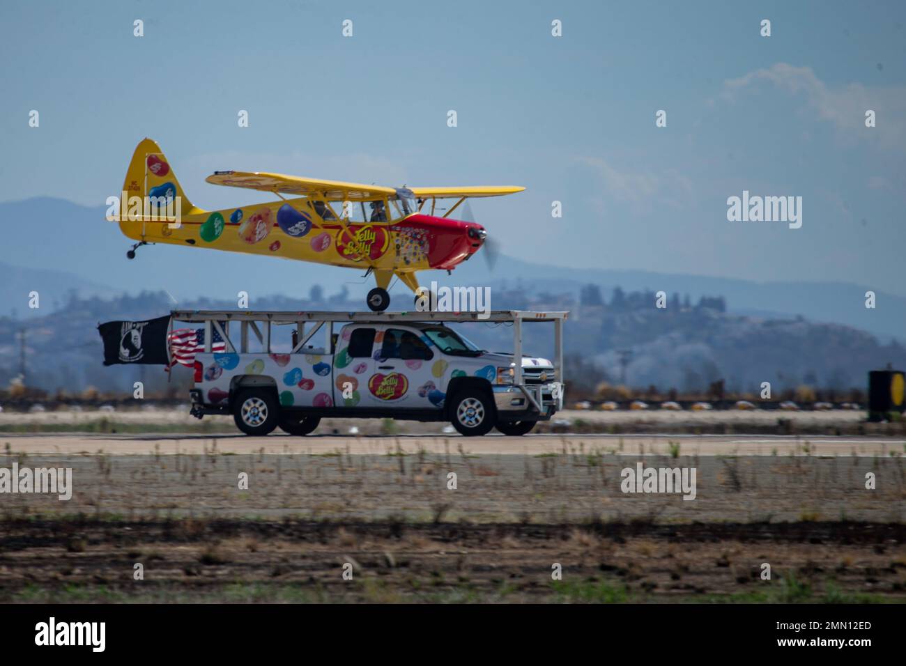 Kent Pietsch, der seinen Interstate Cadet pilotiert, führt Kunstflug über einem LKW während der 2022 Marine Corps Air Station Miramar Air Show im MCAS Miramar, San Diego, Kalifornien, am 24. September 2022 durch. Seit 1973 tritt Pietsch für Millionen von Menschen auf mehr als 400 Shows auf, die ihn zu hochwertigen Veranstaltungsorten in den Vereinigten Staaten geführt haben. Das Thema der MCAS Miramar Air Show 2022 „Marines Fight, Evolve and Win“ spiegelt die fortlaufenden Modernisierungsbemühungen des Marine Corps wider, um sich auf zukünftige Konflikte vorzubereiten. Stockfoto