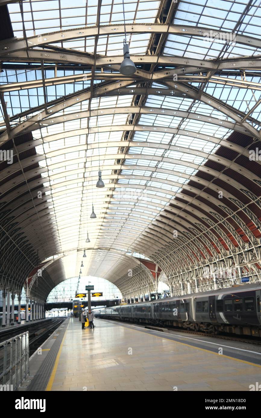 Das lange geschwungene Dach an der Paddington Station in London zieht das menschliche Auge in die Ferne und gibt dem Betrachter ein Gefühl von Raum und Entfernung Stockfoto