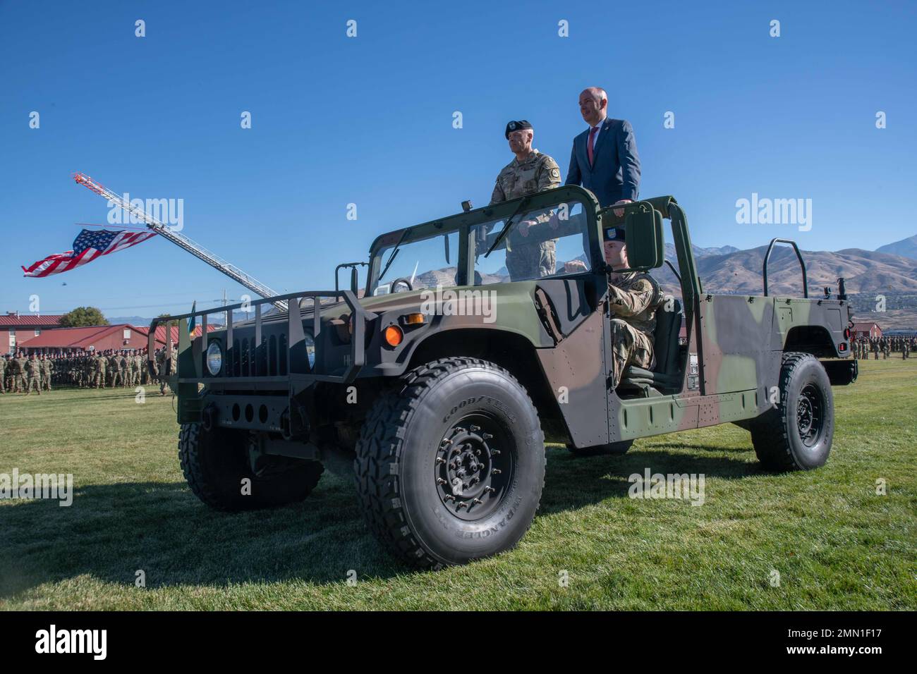 Gov. Spencer J. Cox und Maj. General Michael J. Turley führen während des jährlichen Gouverneurstages 67. in Camp Williams, Utah, am 24. September 2022 einen Pass und eine Überprüfung durch. Der Humvee wird von Sgt angetrieben. Spencer Fay mit der Area Support Medical Company 144., dem All-Guard National Soldier of the Year 2022. Die altehrwürdige Tradition des Governor’s Day wird seit 1954 von der Utah National Guard gefeiert und erlaubt dem Gouverneur, seine Truppen zu inspizieren und zu sprechen. Stockfoto