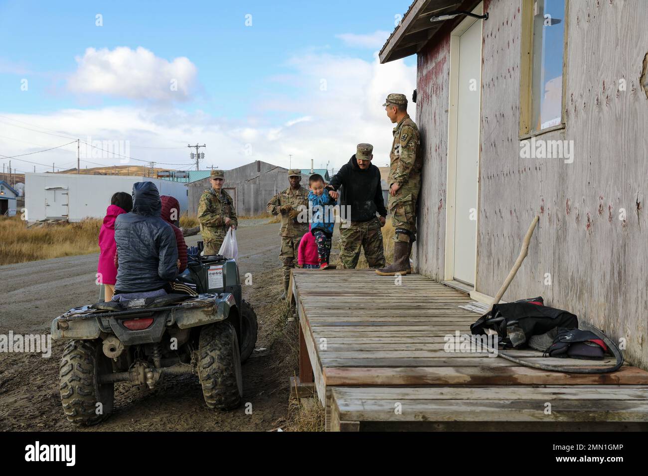 Dienstmitglieder mit Joint Task Force – Bethel spielen mit lokalen Kindern, während sie eine Pause von der Unterstützung bei Sachschäden im Rahmen der Operation Merbok Response in Toksook Bay, Alaska, machen, 24. September 2022. Mehr als 130 Mitglieder der Alaska organisierten Miliz, Die Mitglieder der Alaska National Guard, der Alaska State Defense Force und der Alaska Naval Miliz wurden nach einer Katastrophenerklärung am 17. September aktiviert, nachdem die Überreste des Taifuns Merbok dramatische Überschwemmungen über mehr als 1.000 Meilen der Küste Alaskas verursacht hatten. (Foto der Alaska National Guard von 1. LT. Balinda O'Neal) Stockfoto