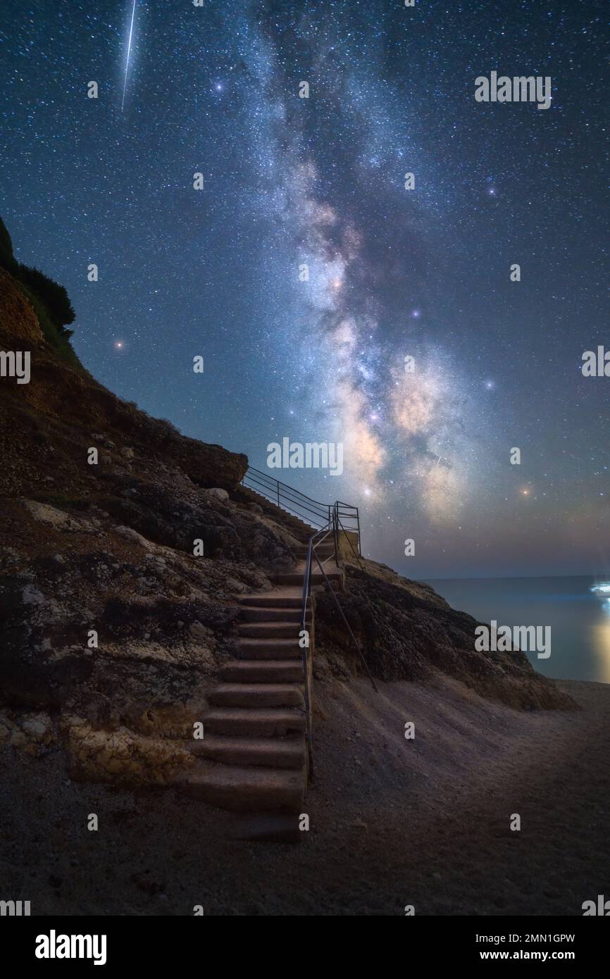 Milchstraße und Treppen am Strand bei Sternennacht im Sommer Stockfoto