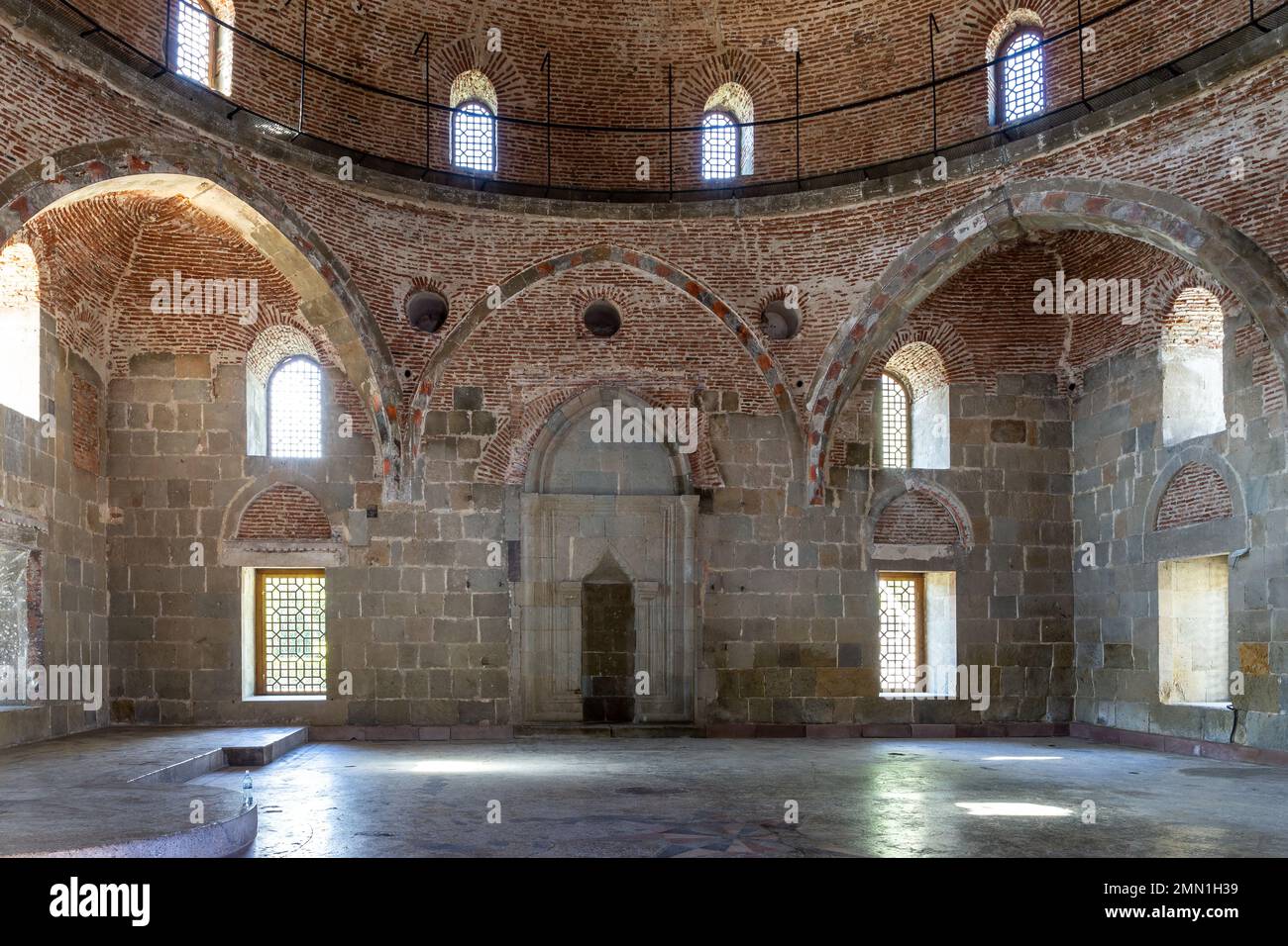 Akhmediye-Moschee im Inneren des Schlosses Akhaltsikhe (Rabati) mit rauen Steinmauern und alten verblassten Fresken, Georgia. Stockfoto