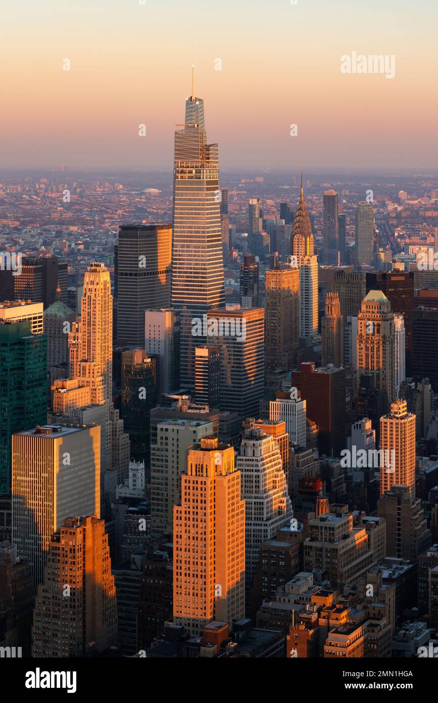 New York City bei Sonnenuntergang aus der Vogelperspektive auf die Wolkenkratzer von Midtown Manhattan. Die erhöhte Aussicht umfasst ein neues superhohes Gebäude Stockfoto