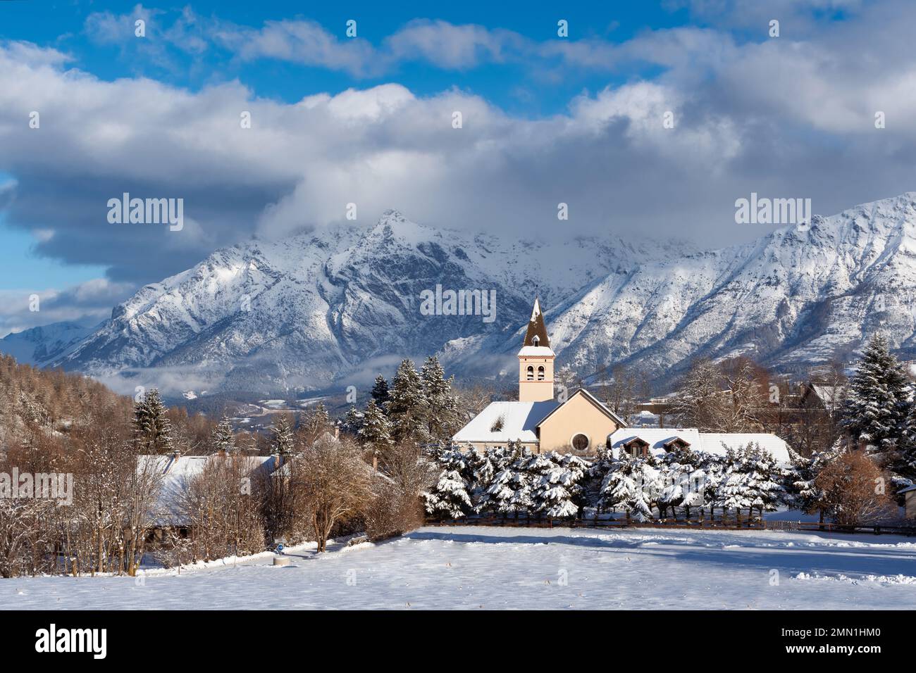 Ecrins-Nationalpark in den Alpen (Region Champsaur) im Winter. Die Dorfkirche Laye nach dem Schneefall. Hautes-Alpes, Frankreich Stockfoto
