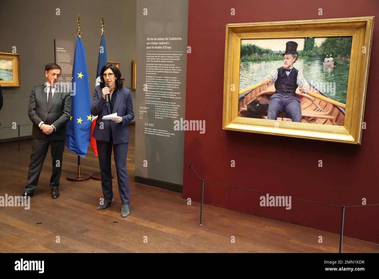 Christophe Leribault, Präsident des Musée d'Orsay, französischer Kulturminister Rima Abdul Malak und Jean-Paul Claverie, Kunstberater von Bernard Arnault, Präsident von LVMH Moet Hennessy Louis Vuitton, bei einer Zeremonie zur Vorstellung des Gemäldes „La Partie de Bateau“ (die Bootspartei) Vom französischen Impressionisten Gustave Caillebotte im Musée d'Orsay in Paris, Frankreich, am 30. Januar 2023. Der Chefkoch d’Oeuvre, der in den Jahren 1877 bis 1878 gemalt wurde, ist ein erstaunliches Kunstwerk, das als „Nationalschatz“ gilt und vom Musuem unter der exklusiven Schirmherrschaft der LVMH erworben wurde. Foto: Jerome Dominé/ABACAPRESS.COM Stockfoto