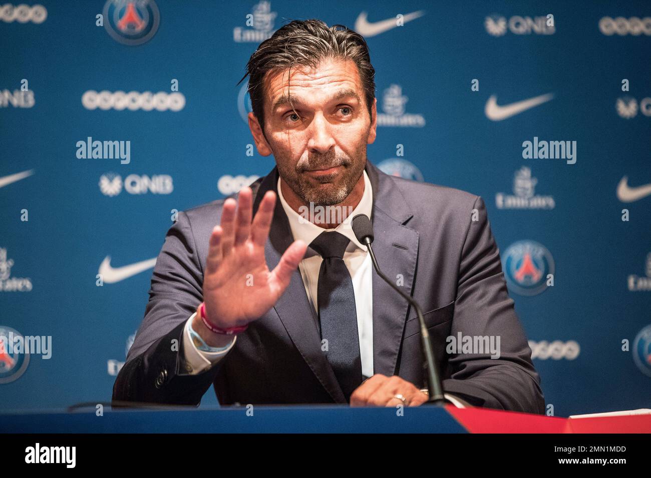 PSG's new signing goalkeeper Gianluigi Buffon waves during a press conference held at the Parc des Princes stadium in Paris, as part of his official presentation, Monday, July 9, 2018. Free agent Gianluigi Buffon signed for Paris Saint-Germain on Friday. The veteran goalkeeper penned a one-year deal at the French champion with the option for an additional season. (AP Photo/Jean-Francois Badias) Stockfoto