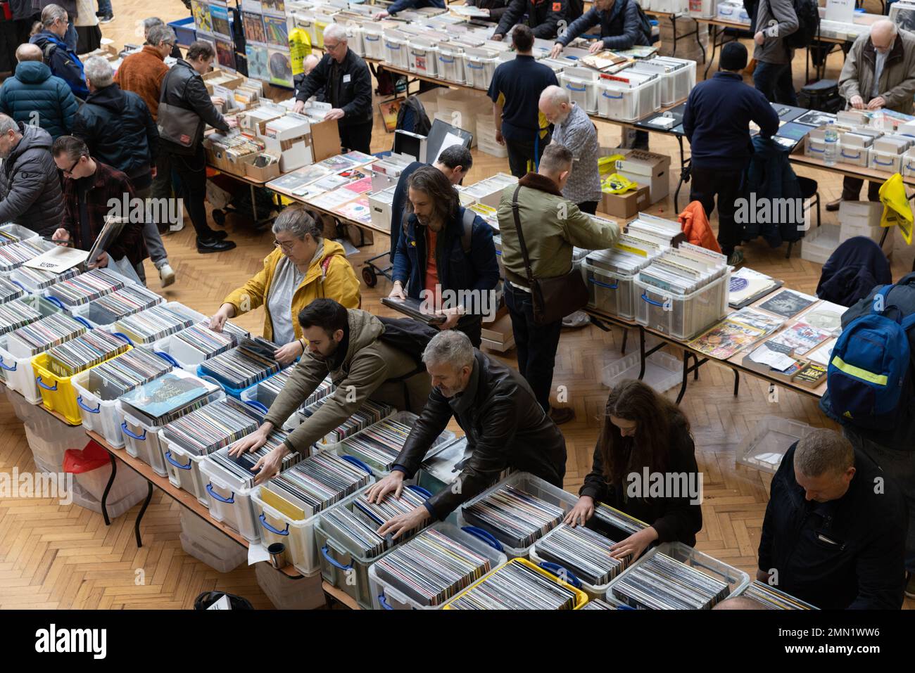 Schallplattensammler besuchen Londons größte Plattenmesse, die RHS Lindley Hall und Lawrence Hall im Zentrum von London, England, Großbritannien Stockfoto