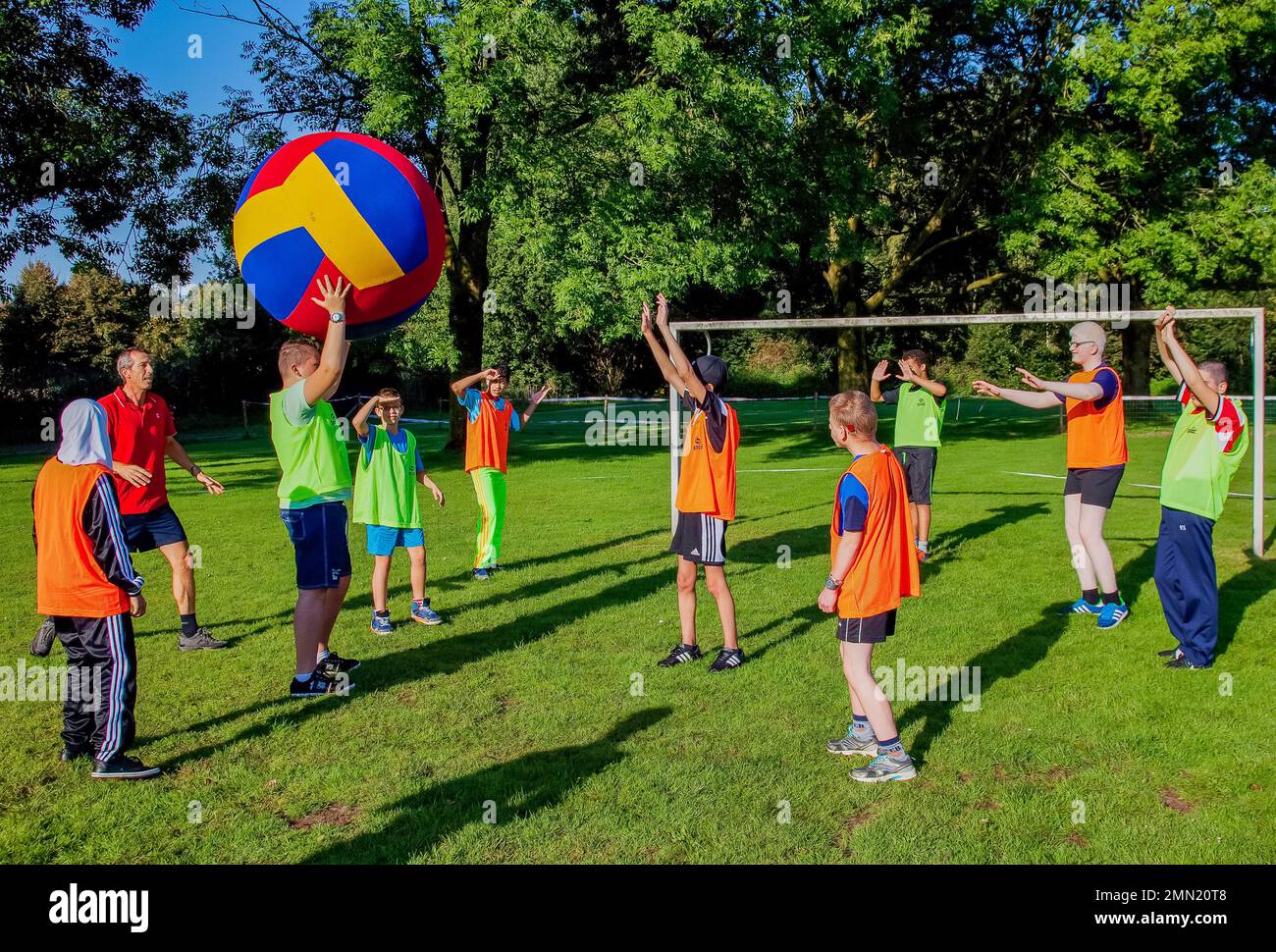 Niederlande, Grab - Kinder mit visueller Einschränkung Sport mit einem Ball mit Glocken darin. Stockfoto