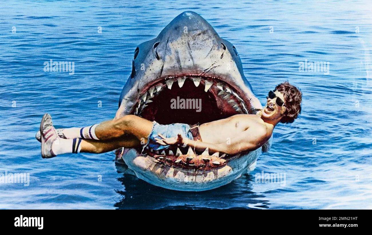 JAWS 1975 Universal Pictures Film. Regisseur Steven Spielberg posiert mit dem Modellhai Stockfoto