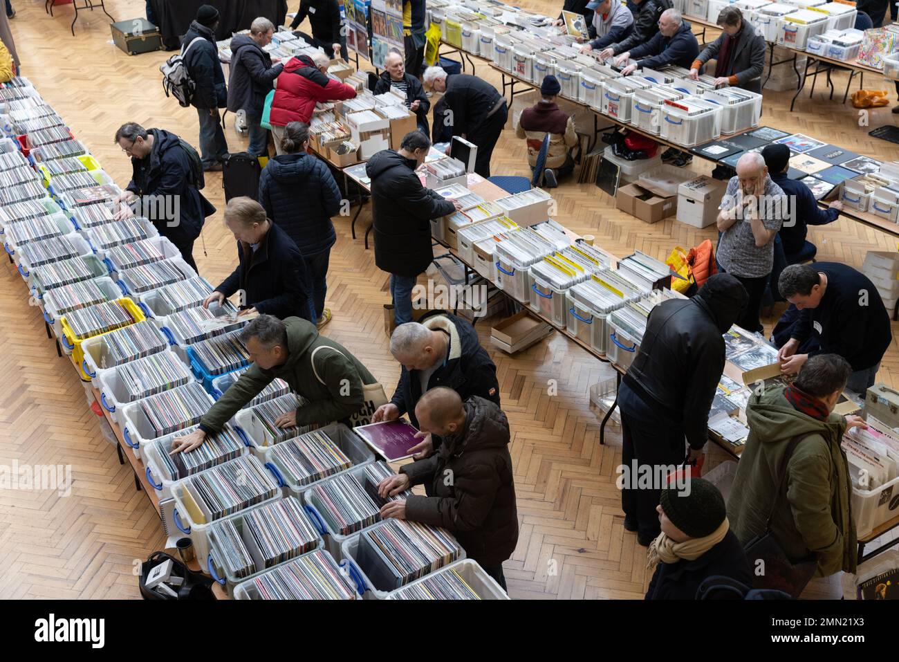 Schallplattensammler besuchen Londons größte Plattenmesse, die RHS Lindley Hall und Lawrence Hall im Zentrum von London, England, Großbritannien Stockfoto