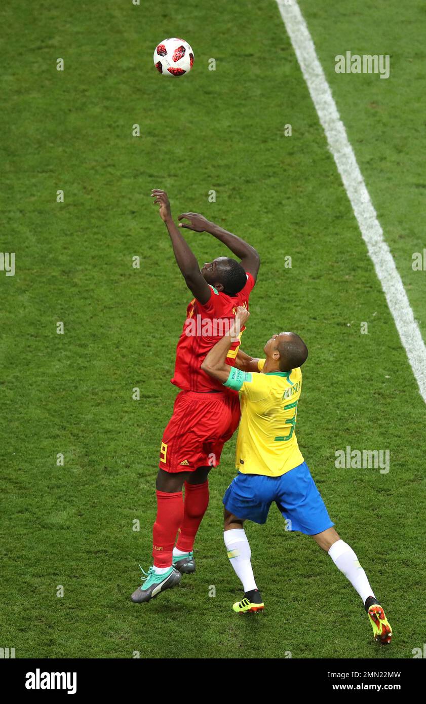 Belgium's Romelu Lukaku fights for the ball with Brazil's Miranda, right, during the quarterfinal match between Brazil and Belgium at the 2018 soccer World Cup in the Kazan Arena, in Kazan, Russia, Friday, July 6, 2018. (AP Photo/Thanassis Stavrakis) Stockfoto