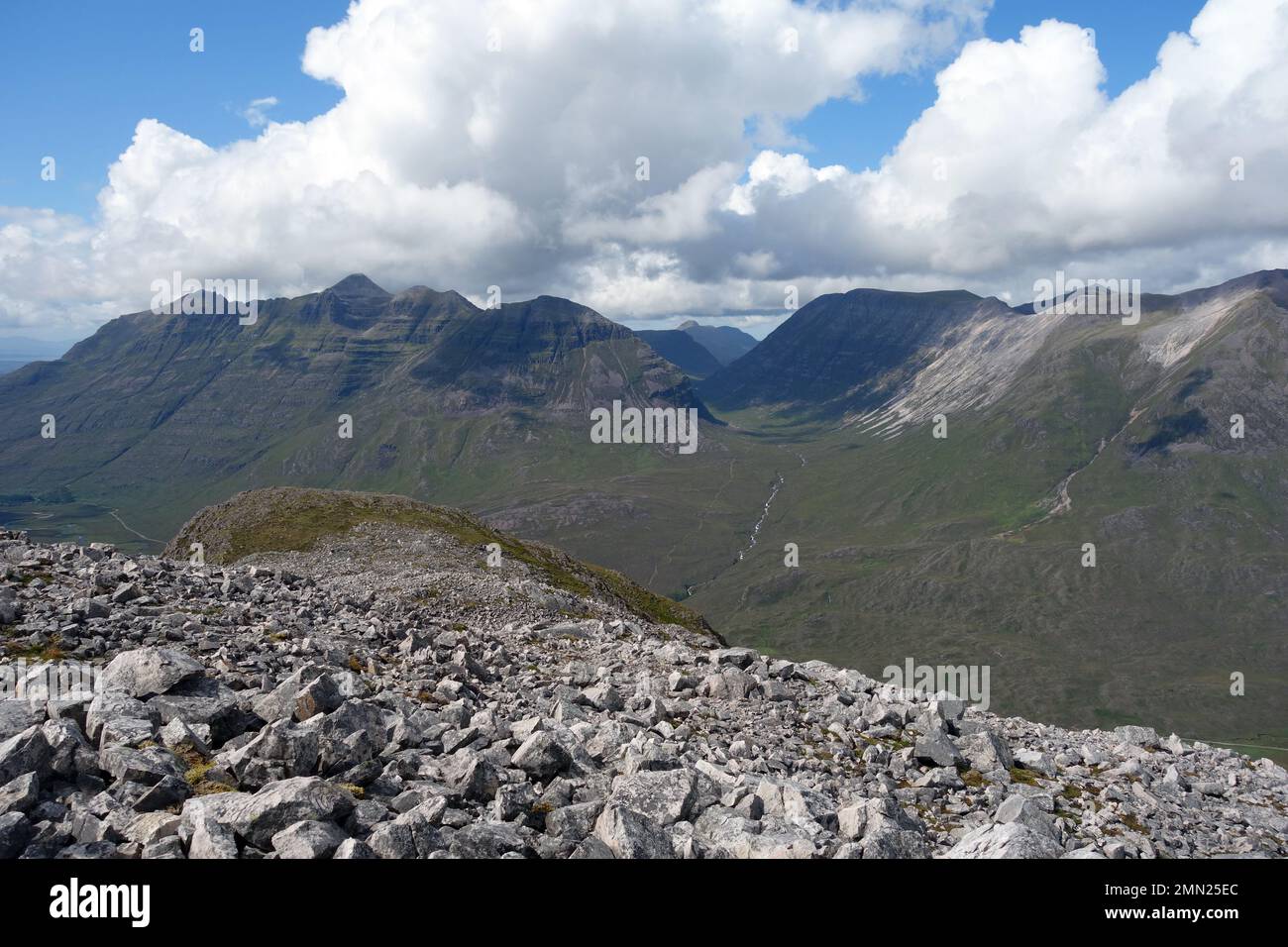 Die Munros am Liathach & Beinn Eighe Mountain stammen aus dem Gipfel des Corbett Sgurr Dudh in Glen Torridon, Scottish Highlands, Schottland, Großbritannien. Stockfoto