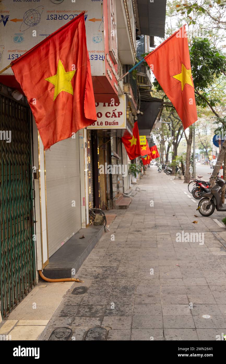 Hanoi, Vietnam, Januar 2023. Die vietnamesischen Flaggen hingen entlang der Straßen des Stadtzentrums Stockfoto