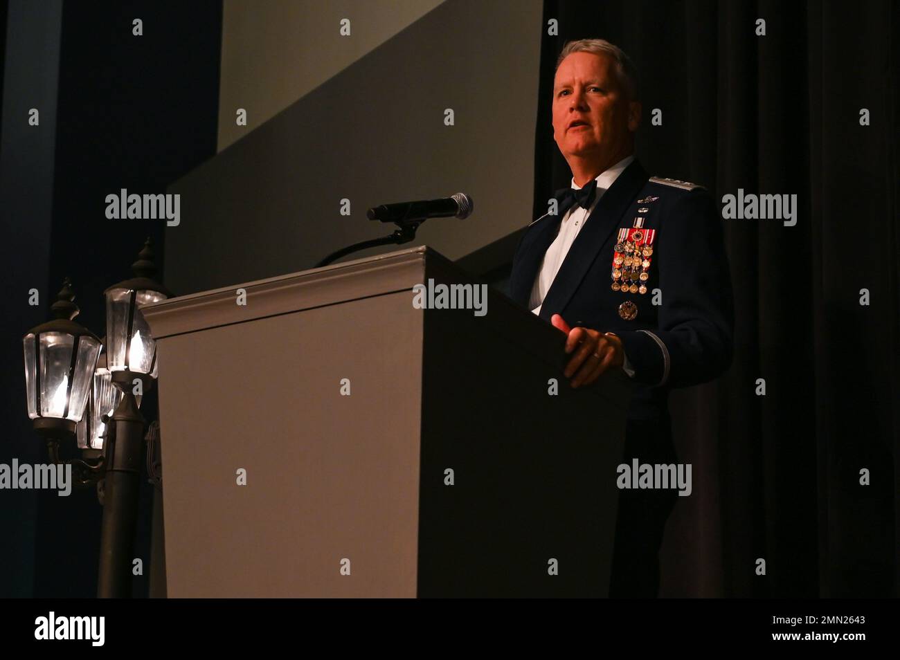 Generalleutnant James Jacobson, Stellvertretender Befehlshaber der Pacific Air Forces, spricht vor den Teilnehmern am 75. Jubiläum des Air Force Ball von Fairchild im Spokane Convention Center in Spokane, Washington, am 24. September 2022. Jacobson hat insgesamt mehr als 4.100 Flugstunden verzeichnet und Kampfmissionen für die Operationen Desert Shield, Alliierte Streitkräfte und Enduring Freedom geflogen. Stockfoto