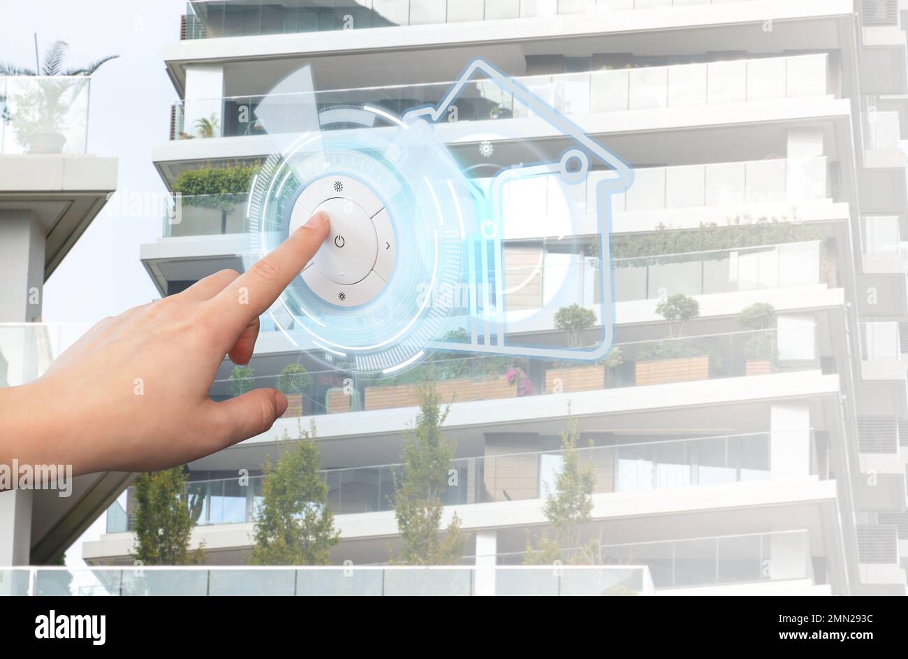 Die Hand einer Person drückt auf den Bildschirm eines intelligenten Hauses. Konzept, Idee. Stockfoto