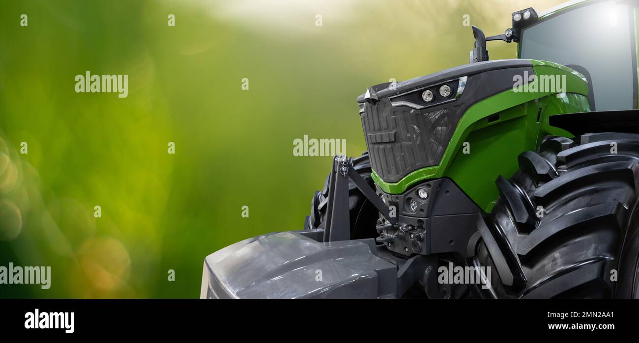 Landwirtschaftlicher Traktor auf grünem Hintergrund Stockfoto