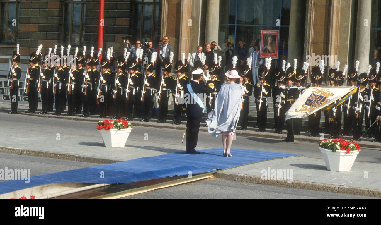 DIE DÄNISCHE KÖNIGIN MARGRETHE II. Und der schwedische König Carl XVI. Gustafsalute ehren die Gesellschaft bei ihrem Staatsbesuch in Schweden Stockfoto