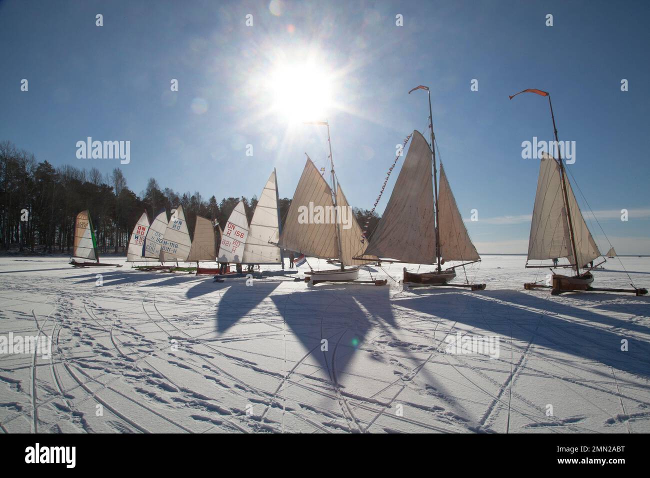 EISBOOT aus den Niederlanden verbringen Winterwochen auf dem Eis des Sees Hjälmaren im schwedischen Södermanland Stockfoto