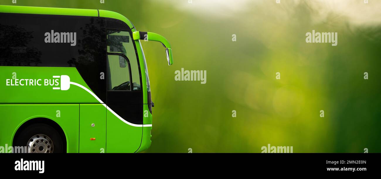 Elektrischer Touristenbus auf grünem Hintergrund Stockfoto