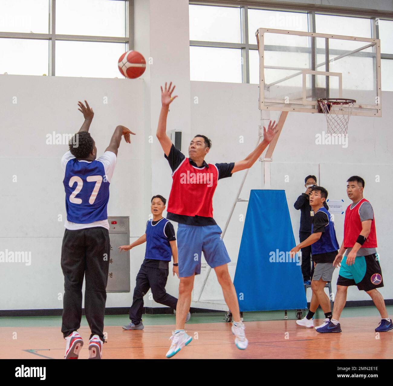 220925-N-BR419-1074 BUSAN, Republik Korea (Sept 25, 2022) Aviation Boatswain's Mate (Handling) Airman Ernst Gabriel, links, aus New York, der dem einzigen vorwärts eingesetzten Flugzeugträger der US Navy, USS Ronald Reagan (CVN 76), zugewiesen wurde, schoss während eines Basketballspiels mit Matrosen der Marine der Republik Korea (ROK) in Busan, ROK, September 25. Ronald Reagan, das Flaggschiff der Carrier Strike Group 5, stellt eine kampfbereite Kraft zur Verfügung, die die Vereinigten Staaten schützt und verteidigt und Allianzen, Partnerschaften und kollektive maritime Interessen in der Indo-Pazifik-Region unterstützt. Stockfoto