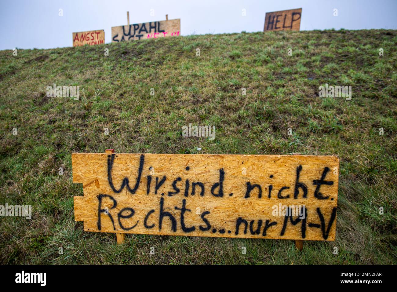 Upahl, Deutschland. 30. Januar 2023. Wir sind nicht rechtsbündig. Nur M-V' steht auf einem Schild vor dem Eingang zu Upahl. Am 26. Januar 2023 protestierten etwa 700 Menschen im benachbarten Grevesmühlen vor der „Malzfabrik“ mit einer Abteilung des bezirksrats gegen die Entscheidung, in Upahl ein Flüchtlingsheim zu bauen. Nach den turbulenten Protesten leitete die Polizei vier Strafverfahren ein. Kredit: Jens Büttner/dpa/Alamy Live News Stockfoto