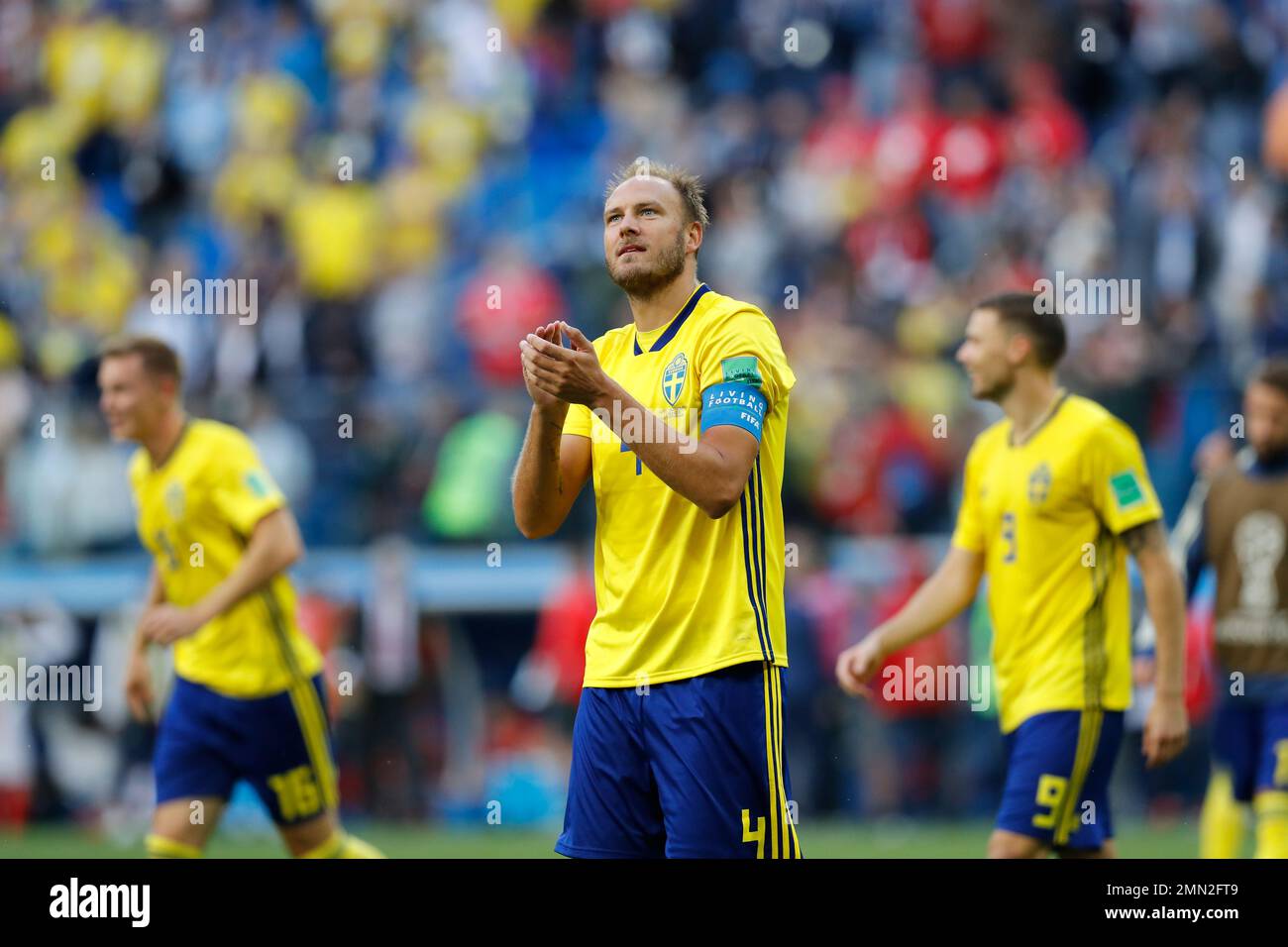 Sweden's Andreas Granqvist celebrates his team victory over Switzerland at the end of the match during the round of 16 match between Switzerland and Sweden at the 2018 soccer World Cup in the St. Petersburg Stadium, in St. Petersburg, Russia, Tuesday, July 3, 2018. (AP Photo/Efrem Lukatsky) Stockfoto