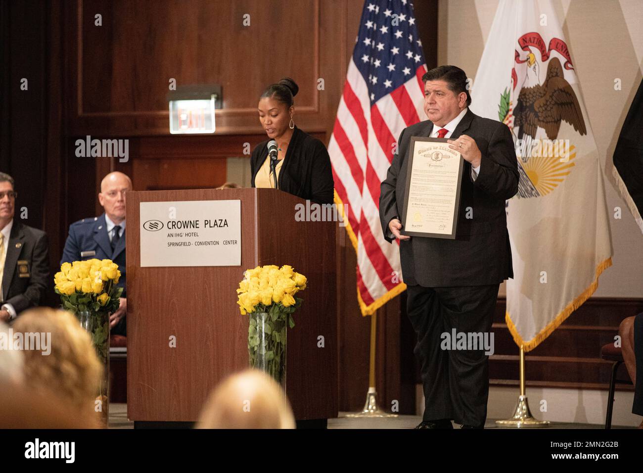 Illinois Gov. J.B. Pritzker stellt eine Proklamation vor, die den 25. September als Muttertag der Goldsterne in Illinois anerkennt, um die Mütter zu würdigen, die die höchste Tragödie erlitten haben, als ihre Söhne und Töchter in Kriegen verloren wurden, und sich an die Opfer zu erinnern, die sie gemacht haben. Seit 1936 findet der Muttertag und der Familientag der Goldsterne statt, um die Angehörigen derer zu würdigen, die ihr Leben tragisch im Rahmen ihrer Pflichten verloren haben. (Foto der Nationalgarde von Illinois von Army Sgt. Trenton Fouche) Stockfoto