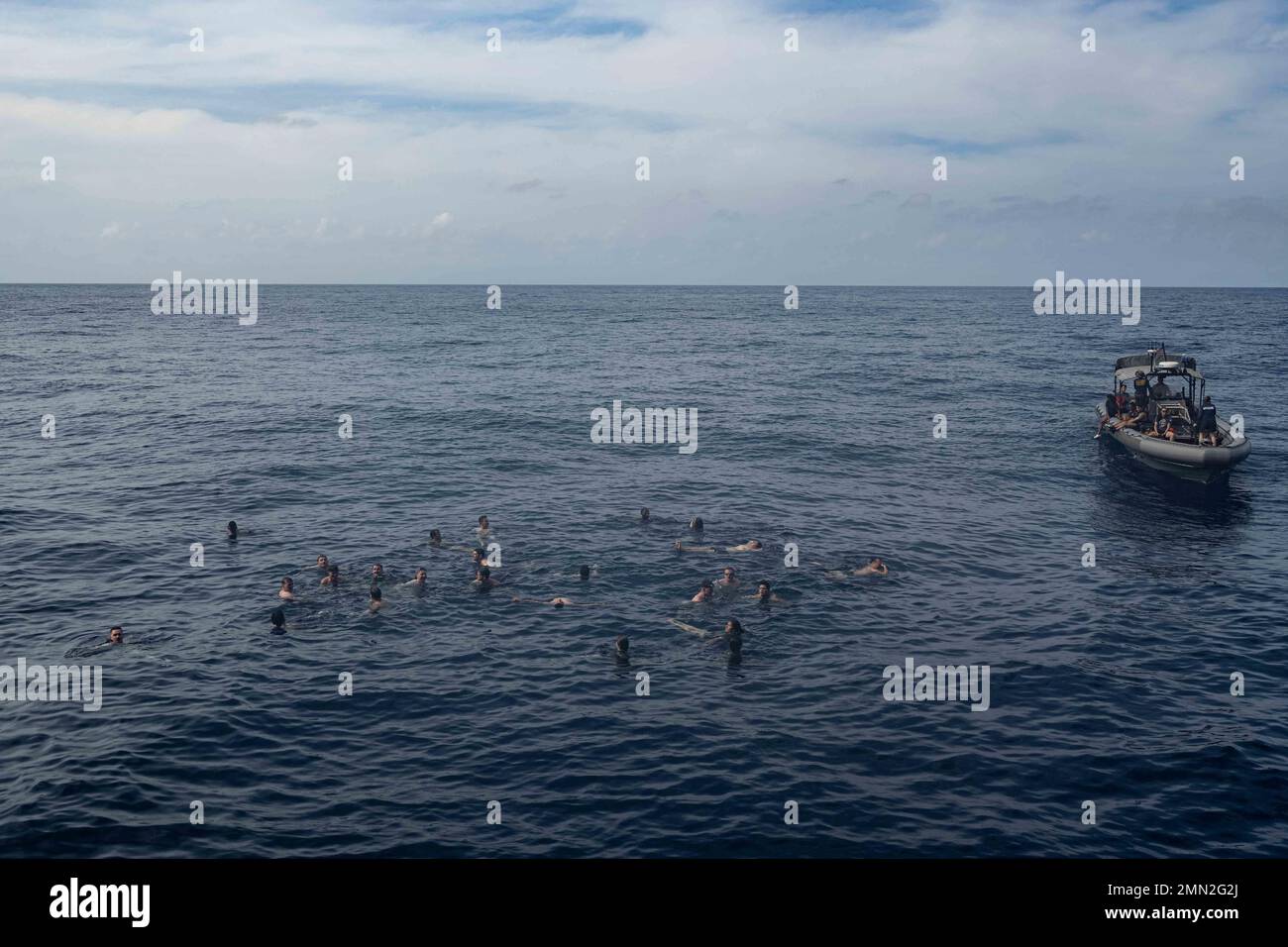 220925-N-XB010-1001 SÜDCHINESISCHES MEER (SEPT 25, 2022) – Seeleute, die dem im Vorlauf eingesetzten amphibischen Transportschiff USS New Orleans’ (LPD 18), der Naval Beach Unit (NBU) 7 und dem Naval Mobile Construction Bataillon (NMCB) 4 zugewiesen wurden, und Marineinfanteristen, die der Marine Expeditionary Unit (MEU) von 31. zugewiesen wurden, genießen einen „Schwimmanruf“, während sie im Südchinesischen Meer sind. New Orleans, Teil der Amphibious Ready Group von Tripolis, ist zusammen mit der MEU von 31. im Verantwortungsbereich der US-Flotte von 7. tätig, um die Interoperabilität mit Verbündeten und Partnern zu verbessern und als einsatzbereite Einsatztruppe zur Verteidigung von Frieden und Abi zu dienen Stockfoto