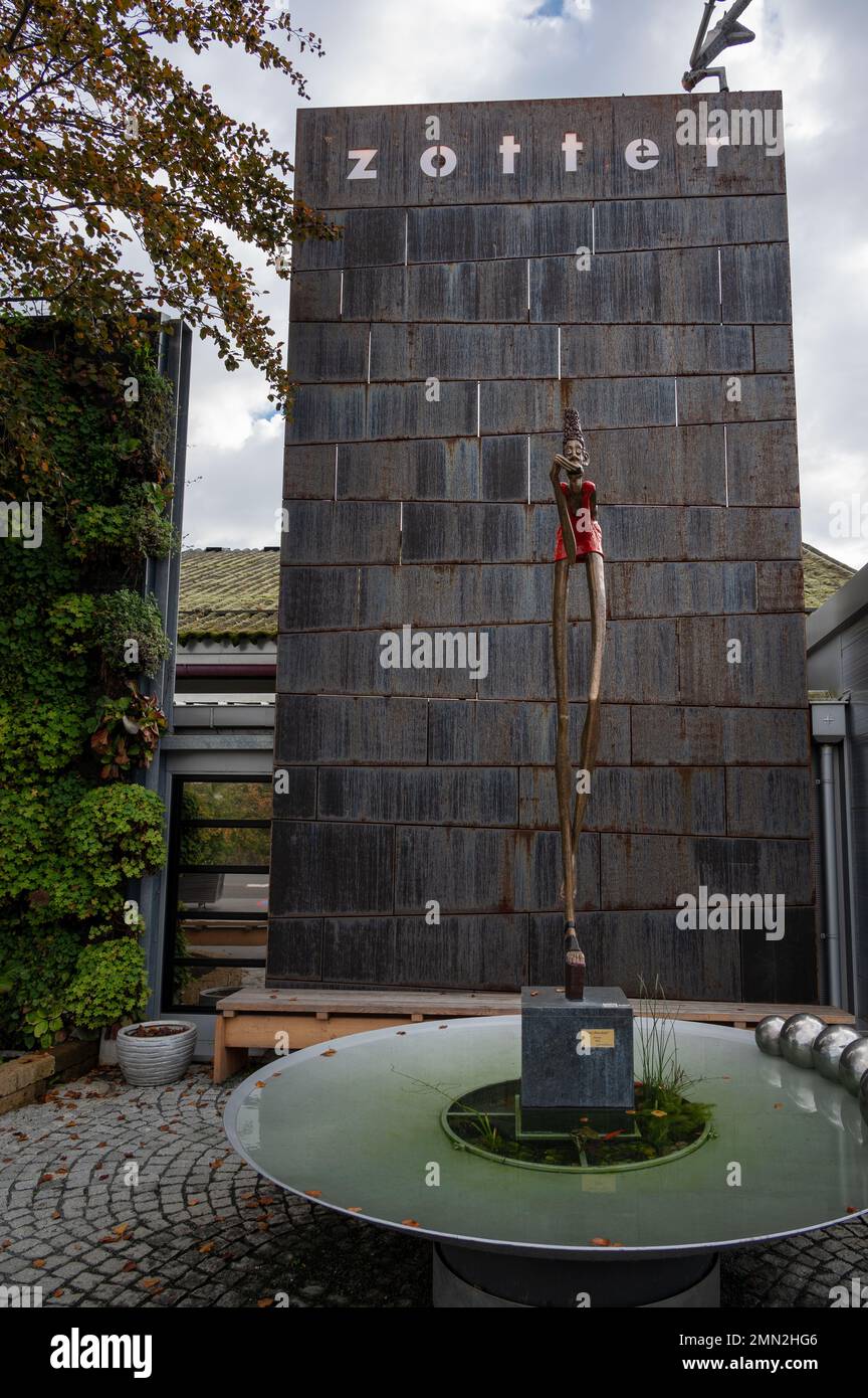 Blick auf ein Geschäft am Eingang der Zotter Schokoladenfabrik, einem familiengeführten Unternehmen und Bauernhof in der Kleinstadt Riegersburg, Österreich. Stockfoto