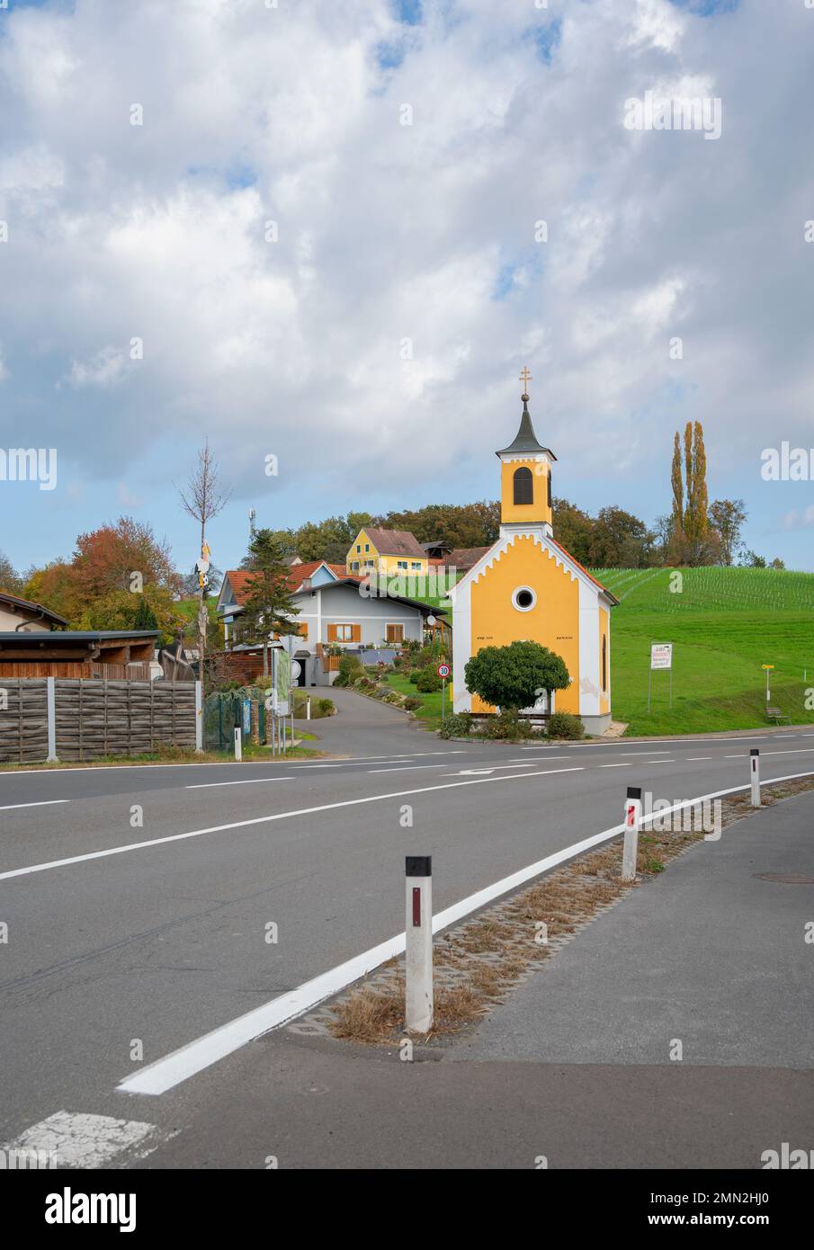 Blick auf ein Geschäft am Eingang der Zotter Schokoladenfabrik, einem familiengeführten Unternehmen und Bauernhof in der Kleinstadt Riegersburg, Österreich. Stockfoto