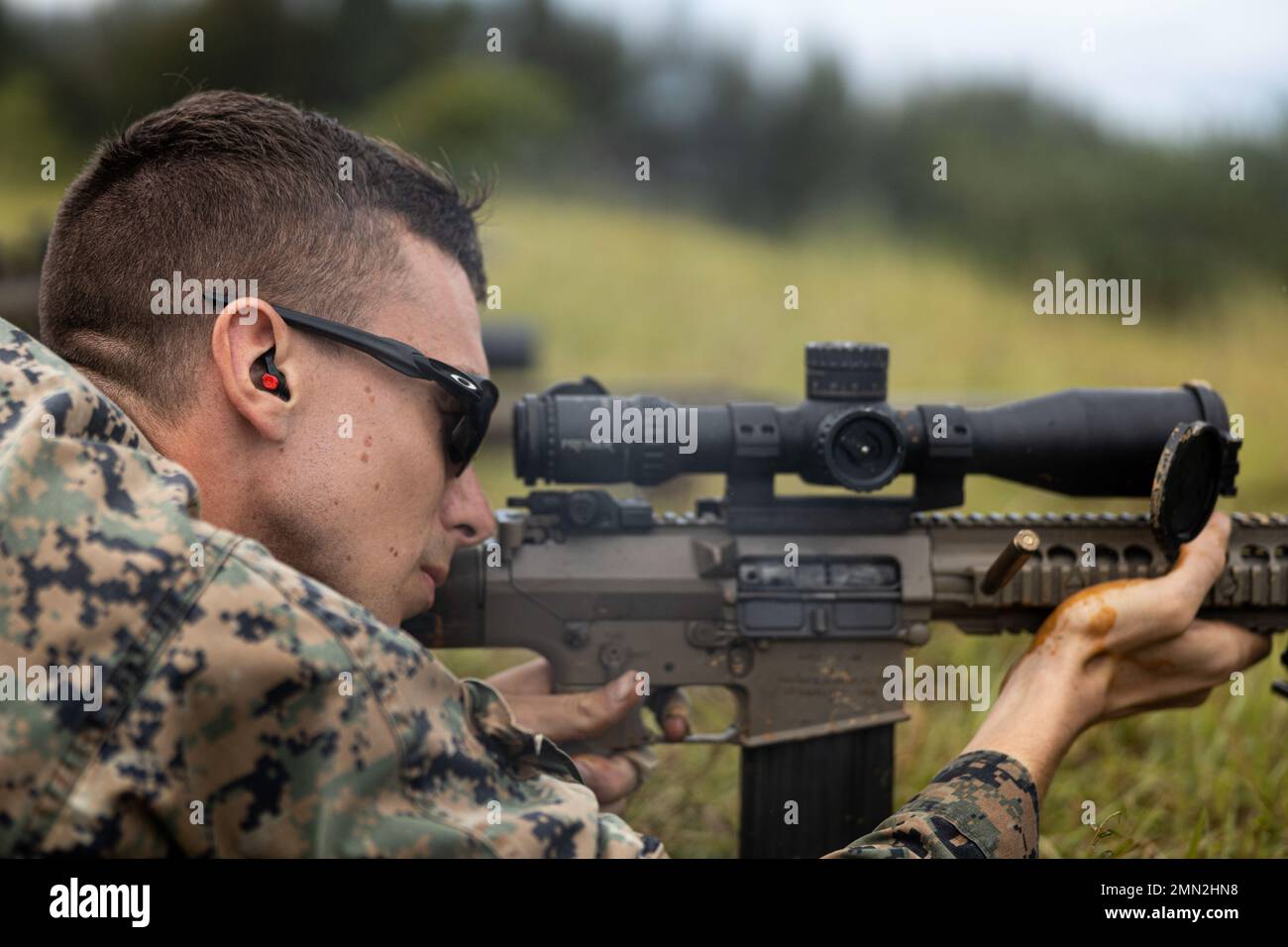 US Marine Corps Capt. Ian Simpson, ein Kampfingenieur-Offizier mit 9. Engineer Support Bataillon, 3. Marine Logistics Group, feuert während des ESB Shooting Team Competition and Tryouts 9. auf Camp Hansen, Okinawa, Japan, 23. September 2022 ein halbautomatisches Sniper-System mit M110 Sniper aus. Der ESB Shooting Team Competition and Tryouts 9. war ein viertägiges Event, bei dem das M110 Semi-Automatic Sniper System, die M18 Service Pistole und das M16A4 Armalite Gewehr in zeitgesteuerten Events abfeuert wurden, um Geschwindigkeit und Genauigkeit zu testen. Die Top-Performer der Veranstaltung werden im Dezember an der Far East Shooting Competition teilnehmen. Stockfoto