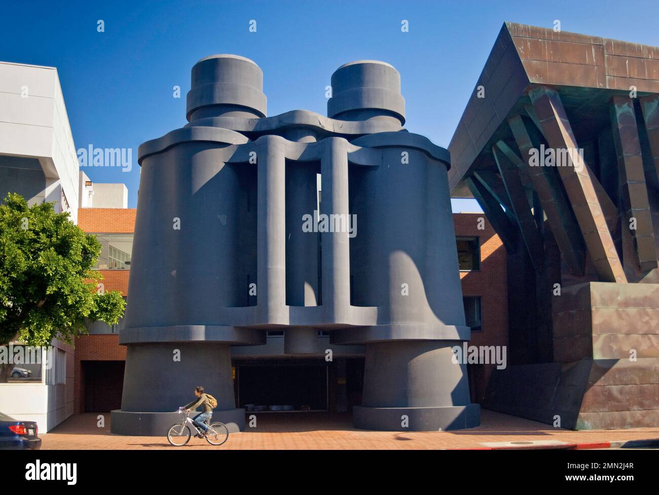 Riesige Ferngläser, Skulptur von Claes Oldenburg, Ferngläser Building (Chiat/Day Bldg), entworfen von Frank Gehry, Venice, Los Angeles, Kalifornien, USA Stockfoto