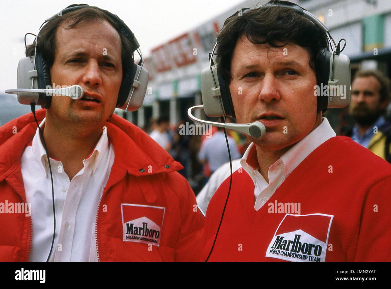 Ron Dennis und Alan Barnard beim portugiesischen Grand Prix 1985 in Estoril 21/2/1985 Stockfoto