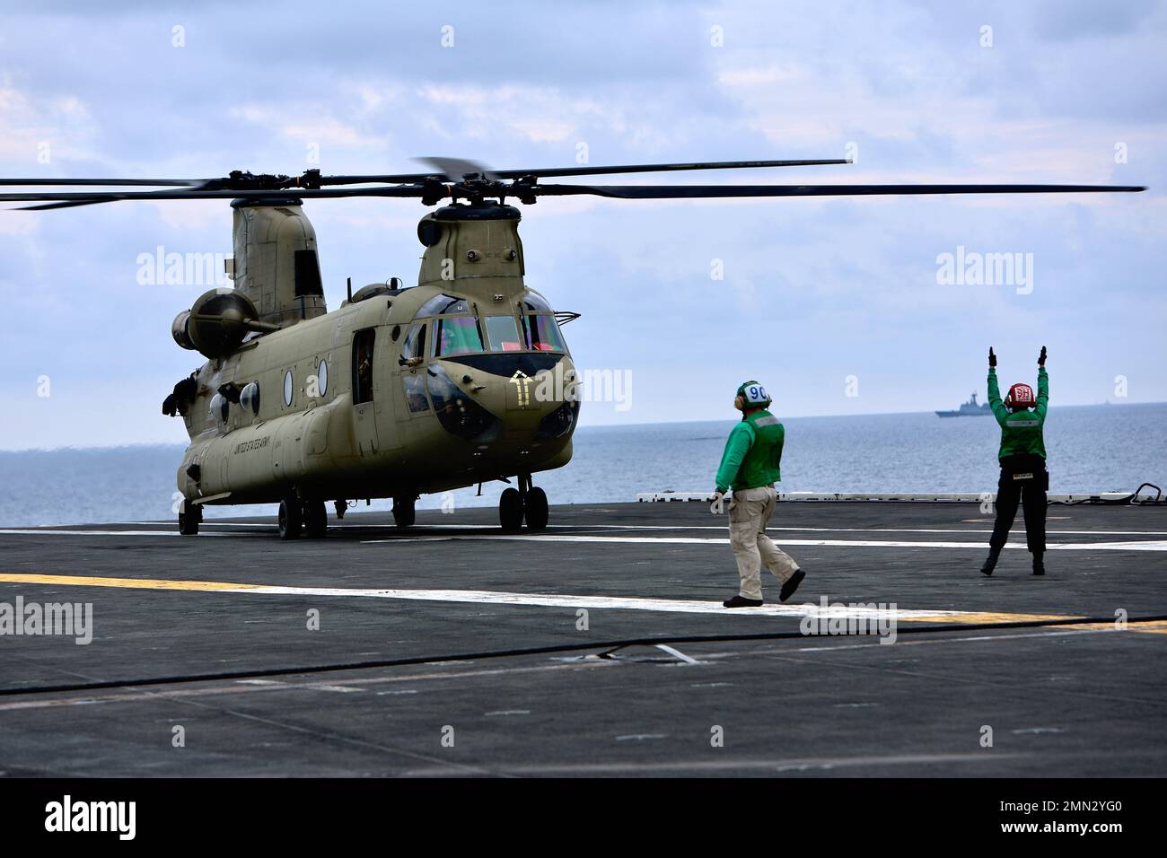Soldaten der B Company, 3-2 General Support Aviation Bataillon, 2. die Combat Aviation Brigade führte am 26. September 2022 Decklandungen mit CH-47F Chinook-Hubschraubern auf dem einzigen vorwärts eingesetzten Flugzeugträger der US-Marine, USS Ronald Reagan (CVN 76), in den Gewässern östlich der koreanischen Halbinsel durch. Die Qualifikation für die Landung an Deck wird durchgeführt, um die Mitglieder der Luftbesatzung und Piloten bei der Landung auf einem Schiff zu zertifizieren. Diese Schulung wurde im Rahmen der Maritime Counter Special Operations Exercise (MCSOFEX) durchgeführt, um die Interoperabilität mit unseren gemeinsamen Partnern zu stärken. Stockfoto