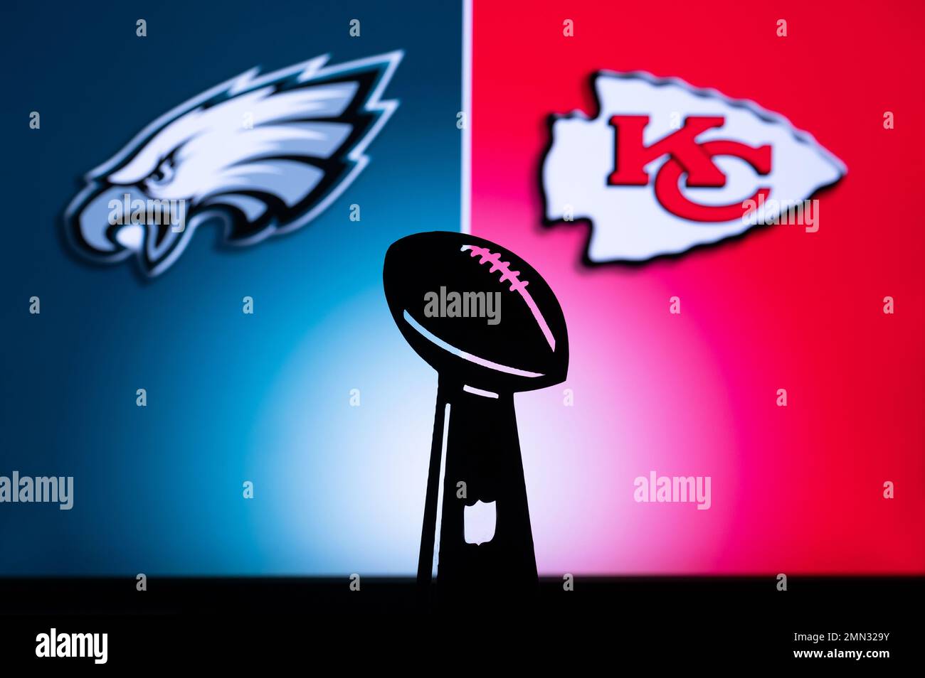PHOENIX, USA, 30 3. JANUAR 2023: Philadelphia Eagles vs. Kansas City Chiefs. Vince Lombardys Trophäe vor dem Super Bowl LVII Stockfoto