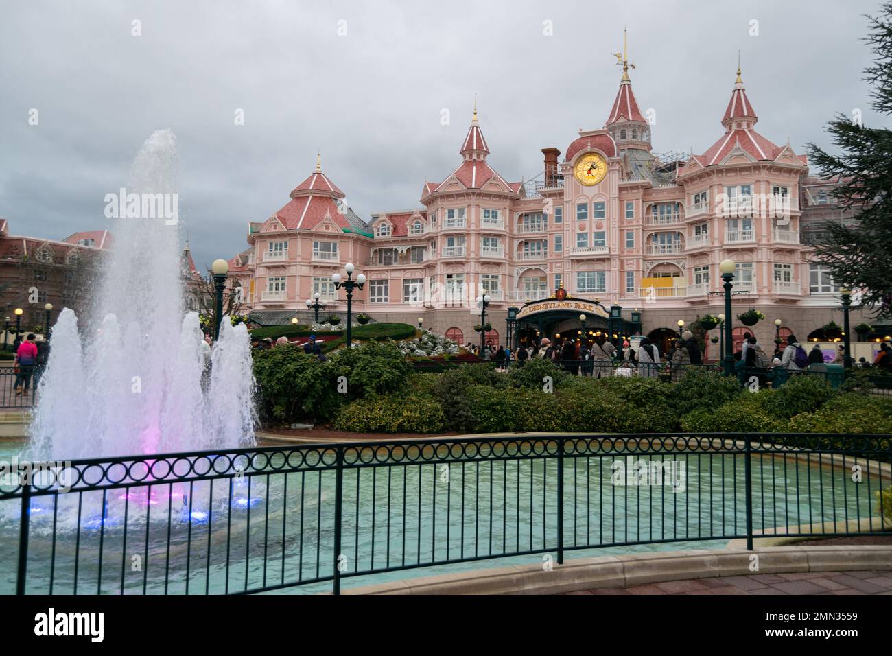 Besuch in Paris, Disneyland Park im Winter, Walt Disney Paris Attrition Park. Nach Disneyland in Paris, Europa. Spaß- und Vergnügungsparks. Stockfoto