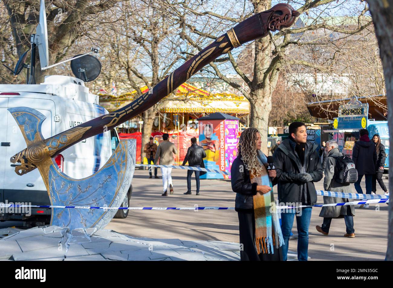 London, Großbritannien. 30. Januar 2023 Die Leviathan-Axt, eine epische Waffe aus der God of war-Reihe, erscheint in der South Bank in der Nähe des London Eye verkeilt. Der Stunt feiert die Veröffentlichung der neuesten Werbekampagne „Live from PS5“ mit einer Reihe einzigartiger Erlebnisaktivierungen, inspiriert von einigen der besten Spiele, die auf PS5 verfügbar sind. Die Installation ist am 30. Und 31. Januar zu sehen, was der Öffentlichkeit die Möglichkeit gibt, ein Artefakt von God of war zu sehen, nach dem jüngsten Start von God of war Ragnarök. Kredit: Stephen Chung / Alamy Live News Stockfoto