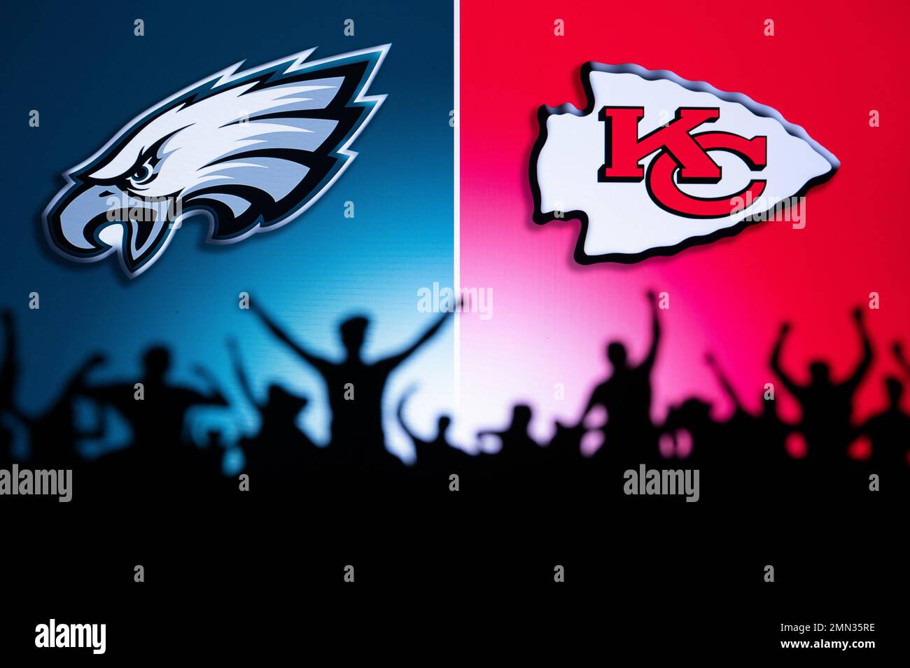 PHOENIX, USA, 30 3. JANUAR 2023: Philadelphia Eagles vs. Kansas City Chiefs. Schwarze Silhouette von Fans, die das Team unterstützen und den Spieler anfeuern Stockfoto