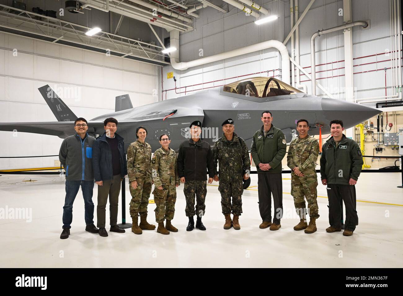 US Air Force Airmen und Führer der Luftstreitkräfte der Republik Korea posieren für ein Foto auf dem Luftwaffenstützpunkt Eielson, Alaska, 26. September 2022. Die Zusammenarbeit mit der Republik Korea ermöglicht gemeinsame Integrationstrainings, den Informationsaustausch und den Einsatz von Luftstrom im gesamten Verantwortungsbereich des Indo-Pazifik-Raums. Stockfoto