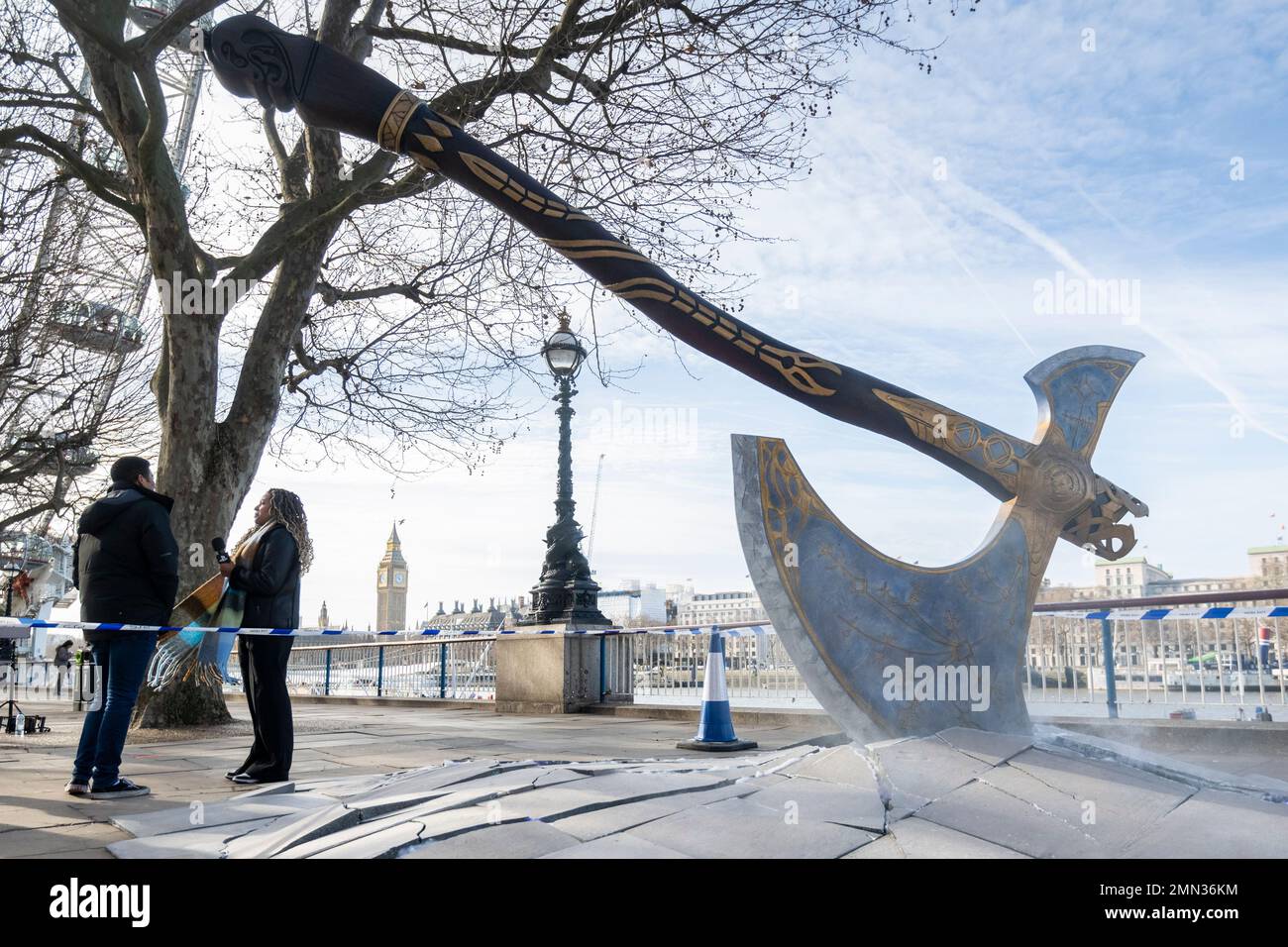 London, Großbritannien. 30. Januar 2023 Die Leviathan-Axt, eine epische Waffe aus der God of war-Reihe, erscheint in der South Bank in der Nähe des London Eye verkeilt. Der Stunt feiert die Veröffentlichung der neuesten Werbekampagne „Live from PS5“ mit einer Reihe einzigartiger Erlebnisaktivierungen, inspiriert von einigen der besten Spiele, die auf PS5 verfügbar sind. Die Installation ist am 30. Und 31. Januar zu sehen, was der Öffentlichkeit die Möglichkeit gibt, ein Artefakt von God of war zu sehen, nach dem jüngsten Start von God of war Ragnarök. Kredit: Stephen Chung / Alamy Live News Stockfoto