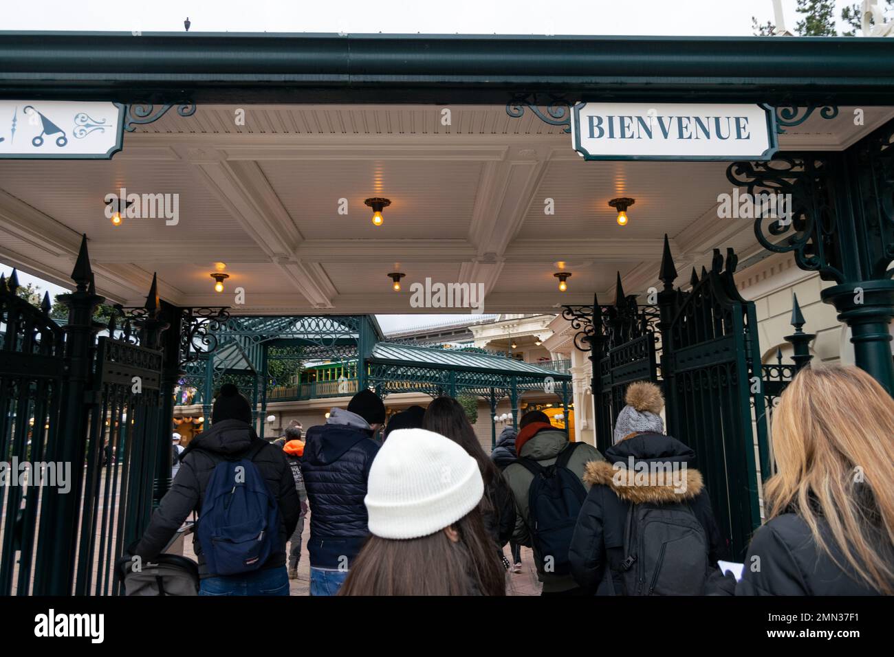 Besuch in Paris, Disneyland Park im Winter, Walt Disney Paris Attrition Park. Menschen, die Disneyland in Paris, Europa betreten. Spaß- und Vergnügungsparks. Stockfoto