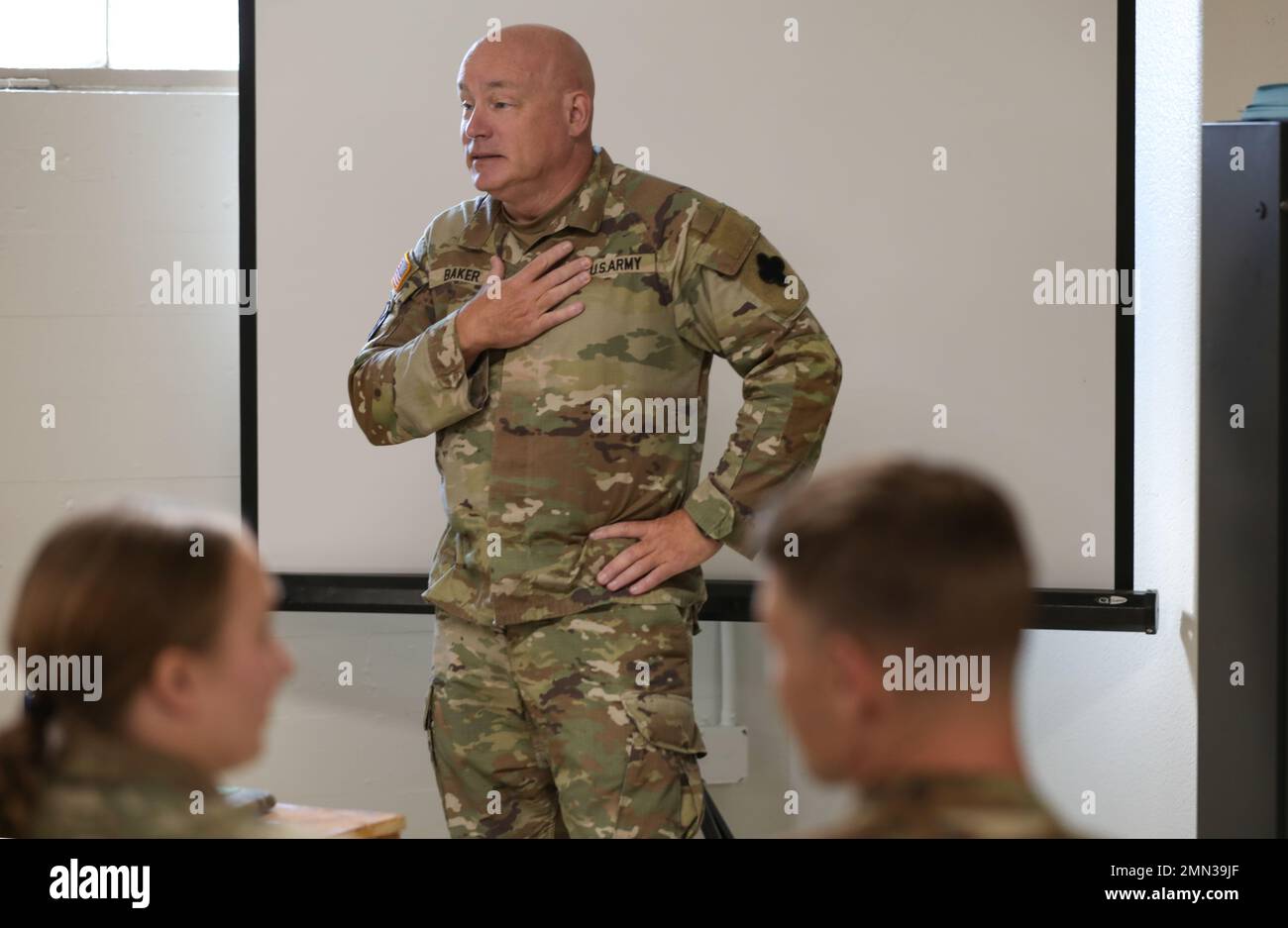 Generalmajor Matthew Baker, Kommandant der 88. Readiness Division, besucht Soldaten der Post-Operational-Abteilung des Hauptkommandos der 88. Readiness Division und unterstützt die Warfighter-Übung 23-1 vom 24. September bis zum 03. Oktober 2022. WFX 23-1 ist eine Schulungsmöglichkeit, die an mehreren Standorten stattfindet, einschließlich Joint Base Lewis-McCord. Es demonstriert die Fähigkeit des First Corps, Aktionen und multidomänenübergreifende Operationen durchzuführen, um die Initiative im Falle von großangelegten Bodenkampfoperationen zu ergreifen, zu behalten und zu nutzen. Stockfoto