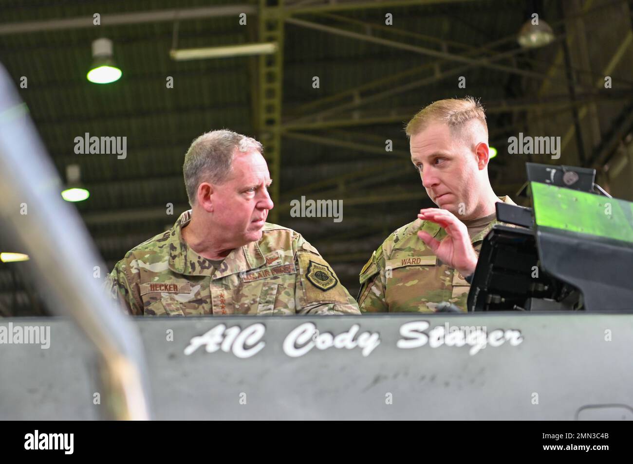 General James Hecker, US Air Forces in Europe – Air Forces Africa Commander (links), erhält einen Brief von Tech Sgt. Tyler ward, 52. AMXS Flightline Expediter, on Active Electronically Scanned Array (AESA) Radar Systems, 27. September 2022, auf dem Luftwaffenstützpunkt Spangdahlem, Deutschland. Das 480.e Fighter Squadron ist das erste aktive F-16cm Fighter Squadron der Air Force, das ihre Flotte von Kampfjets mit der Fertigstellung seines AESA-Radarsystems in eine neue Ära der Luftdominanz bringt. Stockfoto