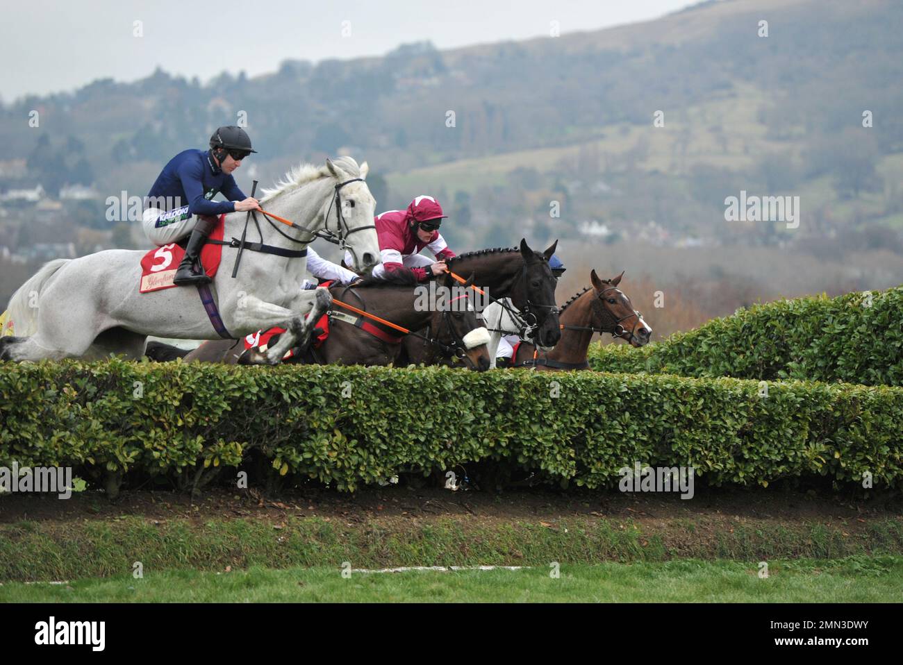 Rennen Drei. Die Glenfarclas Cross Country Chase. Schneeleoparden geritten von Aidan Coleman (weißes Pferd) und Deltafarben geritten von Robert James (roter CO Stockfoto