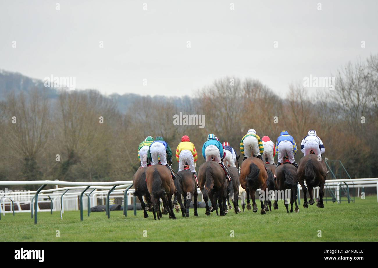 Rennen Drei. Die Glenfarclas Cross Country Chase. Flucht vor dem ersten Zaun-Pferderennen auf der Cheltenham Rennbahn, Prestbury Park on Trial Stockfoto